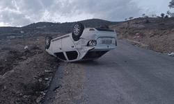 Elazığ'da ters dönen otomobilin sürücüsü, aracı bırakarak kaçtı