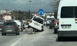 Eskişehir’de çevre yolunda kaza: Araç bariyerlerde asılı kaldı