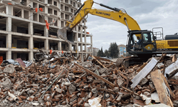 Eskişehir’de çöken binanın yanındaki riskli yapı da yıkıldı