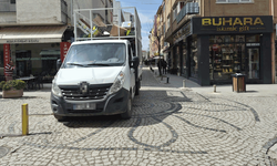 Eskişehir’de dar sokakta hatalı park trafiği olumsuz etkiledi