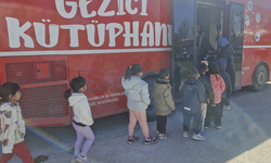 Eskişehir’de  gezici kütüphane çocukları büyüledi