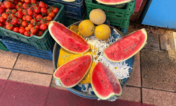 Eskişehir’de karpuz dilimle alıcı buluyor