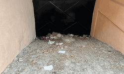 Eskişehir’de kullanılmayan garajın önü çöplüğe döndü