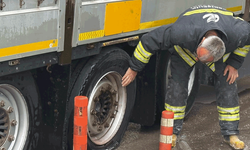 Eskişehir’de lastiği patlayan tır yanmaktan son anda kurtarıldı