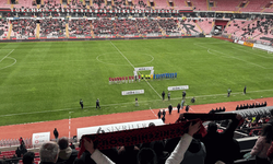 Eskişehir’de maç öncesi hayatını kaybedenler için saygı duruşu