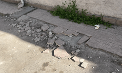Eskişehir’de park eden araçlar kaldırımı çökertti