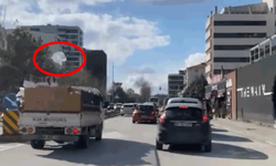 Eskişehir’de seyir halindeki araçtan yola saçılanlar tehlike yarattı