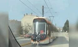 Eskişehir'de tramvayın arkasına tutunan patenli çocukların tehlikeli yolculuğu