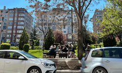 Eskişehirliler güneşli havanın tadını çay bahçesinde çıkardı