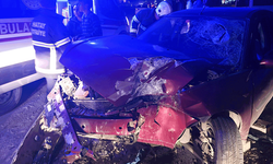 Hatay'da ağaca çarpan otomobil hurdaya döndü: 3 yaralı