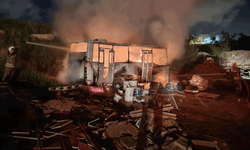 Hatay'da alevlere teslim olan konteyner ve minibüs kullanılmaz hale geldi