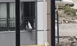 Hatay'da camdan çıkarak korkulukta gezinen çocuk, yürekleri ağza getirdi