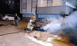 Hatay'da otomobilin motoru alevlere teslim oldu