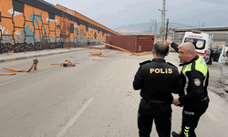 Hatay'da şiddetli fırtına tırda taşınan konteyneri uçurdu