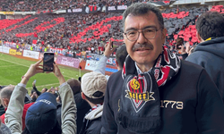 İTÜ rektörü EsEs maçını statta taraftarlar arasında izledi