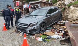 İzmir'de otomobil tezgahın üzerine uçtu: 1 yaralı