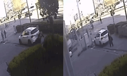 Kaldırımda yürüyordu… Otomobilin altında kaldığı an kamerada