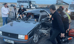 Karaman'da araçta sıkışan karı kocayı itfaiye kurtardı