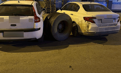 Kars'ta kamyonun kopan tekeri park halindeki araçlara çarptı