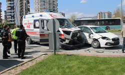 Kayseri'de hasta taşıyan ambulansla otomobil çarpıştı: 2 yaralı