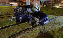 Kayseri'de tramvay yoluna giren otomobil direğe çarparak durabildi: 1 yaralı