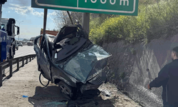 Kocaeli'de TEM’de korkutan kaza: Otomobil levhaya saplandı