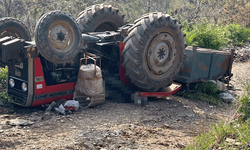 Manisa'da traktör devrildi: 3 ölü