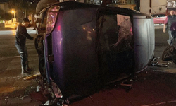 Mersin'de motosikletle çarpışan hafif ticari araç devrildi: 3 yaralı