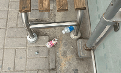 Odunpazarı’nda tramvay duraklarında çöp manzarası tepki çekiyor