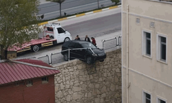 Malatya'da kontrolden çıkan araç istinat duvarında asılı kaldı