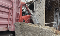 Siirt'te yük kamyonu duvarı aşıp eve daldı