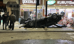 Sivas'ta  kontrolden çıkan otomobil 2 iş yerine çarparak devrildi