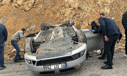 Sivas’ta otomobil takla attı, 3 kişi yaralandı