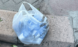 Tepebaşı’nda kaldırıma bırakılan bira şişeleri tepki çekti