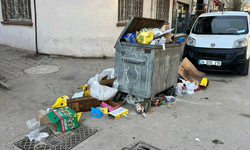 Tepebaşı’nda taşan çöp konteyneri tepki çekti