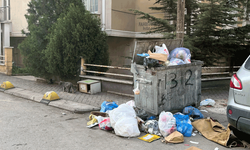 Tepebaşı’nda taşan çöp konteyneri tepki çekti