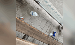 Tramvay durağına bırakılan çöpler tepki çekti