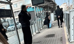 Tramvay durağında sigara içen vatandaş tepki çekti