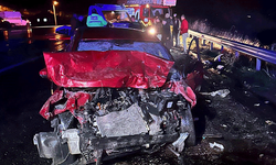 Van’da otomobil ile çekici kamyonet çarpıştı: 3 yaralı