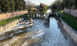 Eskişehir’de Porsuk Çayı’nın yüzeyi köpükle kaplandı