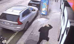 Yürürken başına cam parçası yağdı! Eskişehir’de o anlar kamerada