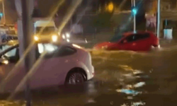 Adana’da sağanak yağış yolları göle çevirdi