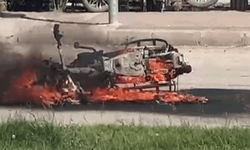 Adıyaman’da trafik ışıklarında bekleyen motosiklet yandı