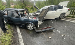 Afyon'da iki otomobil çarpıştı, ortalık savaş alanına döndü