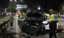 Antalya'da meydana gelen trafik kazasında araç hurdaya döndü