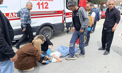 Antalya'da yaya geçidini kullanan bisiklete motosiklet çarptı: 2'si çocuk 3 yaralı