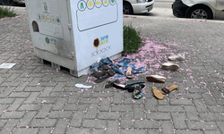 Atık tekstil kumbarasının etrafı çöplüğe döndü