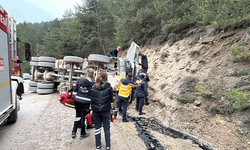 Bolu'da virajı alamayan hafriyat kamyonu devrildi: 1 ölü