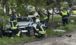 Burdur’da kontrolden çıkan otomobil ağaca çarptı