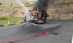 Diyarbakır’da ev eşyası taşıyan kamyonet alev alev yandı